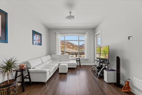 1796 Viewpoint Drive, Kelowna, BC - Indoor Photo Showing Living Room