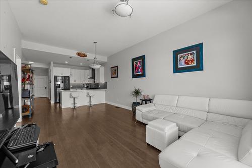 1796 Viewpoint Drive, Kelowna, BC - Indoor Photo Showing Living Room