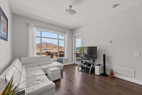 1796 Viewpoint Drive, Kelowna, BC - Indoor Photo Showing Living Room