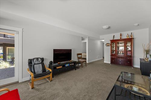 1796 Viewpoint Drive, Kelowna, BC - Indoor Photo Showing Living Room