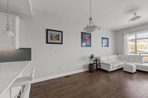 1796 Viewpoint Drive, Kelowna, BC - Indoor Photo Showing Living Room