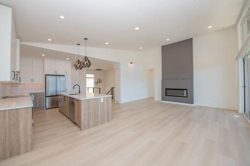 8820 Oxford Road, Vernon, BC - Indoor Photo Showing Kitchen With Fireplace With Upgraded Kitchen