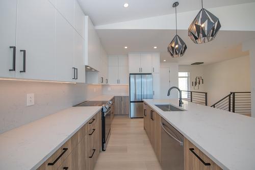 8820 Oxford Road, Vernon, BC - Indoor Photo Showing Kitchen With Upgraded Kitchen