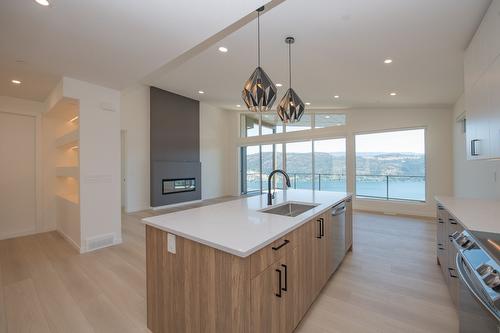 8820 Oxford Road, Vernon, BC - Indoor Photo Showing Kitchen With Upgraded Kitchen