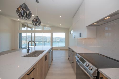 8820 Oxford Road, Vernon, BC - Indoor Photo Showing Kitchen With Upgraded Kitchen