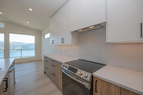 8820 Oxford Road, Vernon, BC - Indoor Photo Showing Kitchen