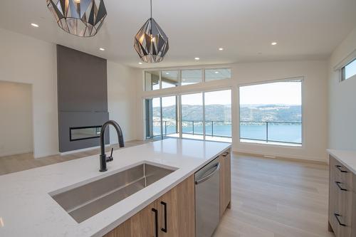 8820 Oxford Road, Vernon, BC - Indoor Photo Showing Kitchen