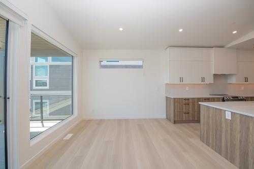 8820 Oxford Road, Vernon, BC - Indoor Photo Showing Kitchen