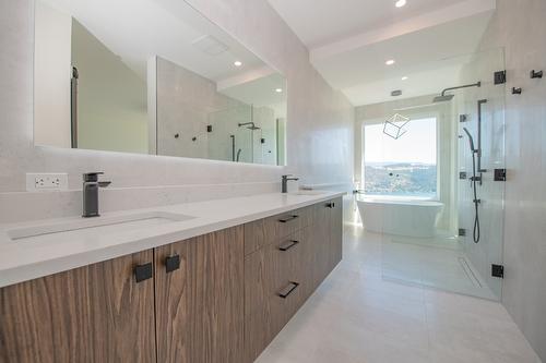 8820 Oxford Road, Vernon, BC - Indoor Photo Showing Bathroom