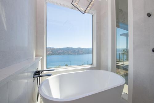 8820 Oxford Road, Vernon, BC - Indoor Photo Showing Bathroom