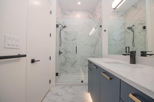 8820 Oxford Road, Vernon, BC - Indoor Photo Showing Bathroom