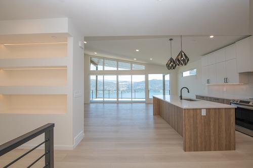 8820 Oxford Road, Vernon, BC - Indoor Photo Showing Kitchen