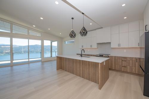 8820 Oxford Road, Vernon, BC - Indoor Photo Showing Kitchen With Upgraded Kitchen