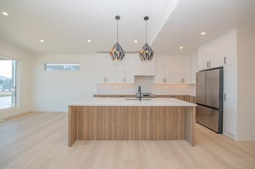 8820 Oxford Road, Vernon, BC - Indoor Photo Showing Kitchen