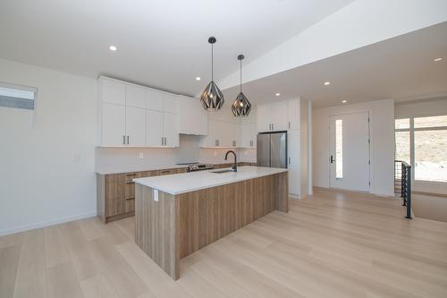 8820 Oxford Road, Vernon, BC - Indoor Photo Showing Kitchen