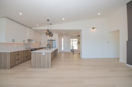 8820 Oxford Road, Vernon, BC - Indoor Photo Showing Kitchen With Upgraded Kitchen