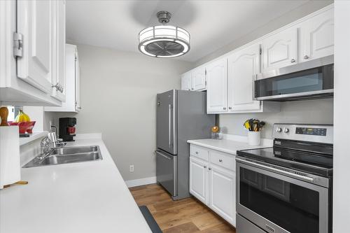 207-1329 Klo Road, Kelowna, BC - Indoor Photo Showing Kitchen With Double Sink