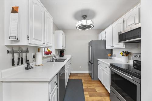 207-1329 Klo Road, Kelowna, BC - Indoor Photo Showing Kitchen With Double Sink