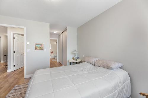 207-1329 Klo Road, Kelowna, BC - Indoor Photo Showing Bedroom