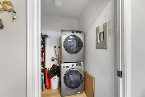 207-1329 Klo Road, Kelowna, BC - Indoor Photo Showing Laundry Room