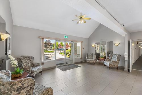 207-1329 Klo Road, Kelowna, BC - Indoor Photo Showing Living Room