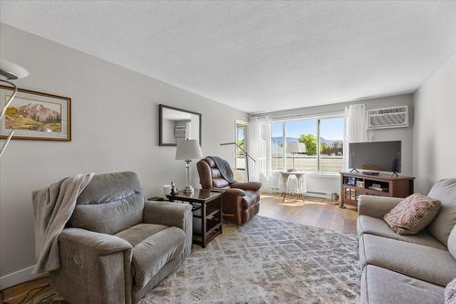 207-1329 Klo Road, Kelowna, BC - Indoor Photo Showing Living Room