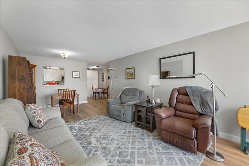 207-1329 Klo Road, Kelowna, BC - Indoor Photo Showing Living Room