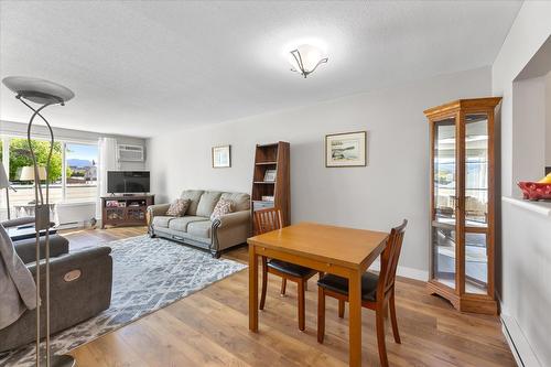 207-1329 Klo Road, Kelowna, BC - Indoor Photo Showing Living Room