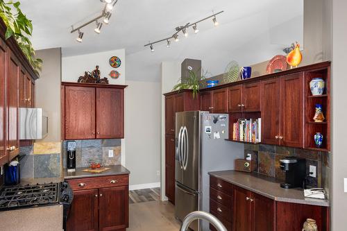 2304 Shannon Heights Place, West Kelowna, BC - Indoor Photo Showing Kitchen