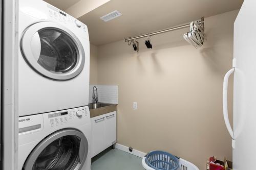 2304 Shannon Heights Place, West Kelowna, BC - Indoor Photo Showing Laundry Room