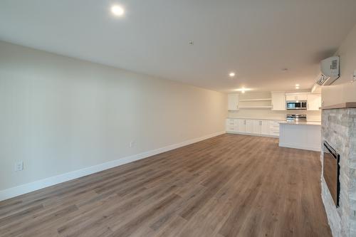 209-217 Elm Avenue, Penticton, BC - Indoor Photo Showing Kitchen