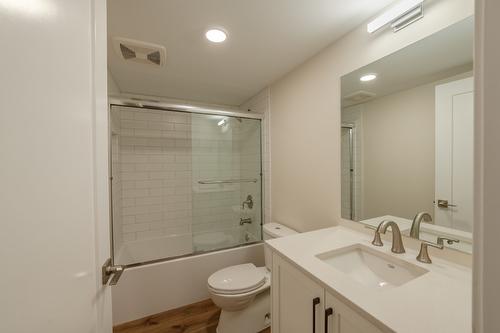 209-217 Elm Avenue, Penticton, BC - Indoor Photo Showing Bathroom