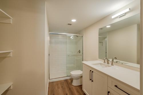 209-217 Elm Avenue, Penticton, BC - Indoor Photo Showing Bathroom