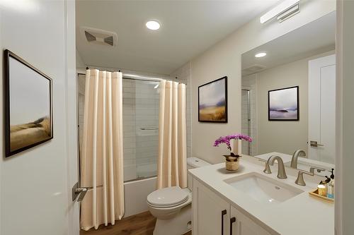 209-217 Elm Avenue, Penticton, BC - Indoor Photo Showing Bathroom