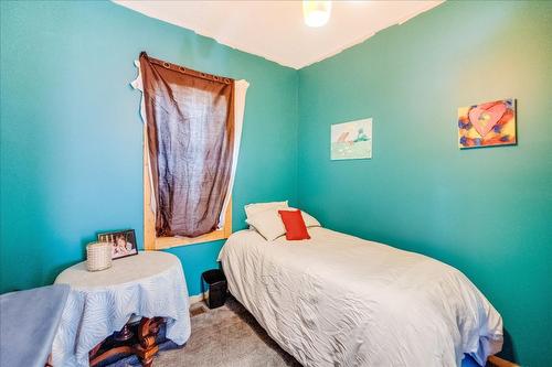 2489 Purdy Road, Castlegar, BC - Indoor Photo Showing Bedroom