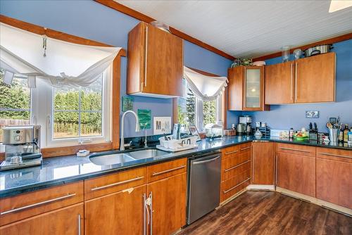 2489 Purdy Road, Castlegar, BC - Indoor Photo Showing Kitchen With Double Sink