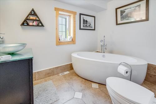 2489 Purdy Road, Castlegar, BC - Indoor Photo Showing Bathroom