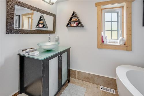 2489 Purdy Road, Castlegar, BC - Indoor Photo Showing Bathroom