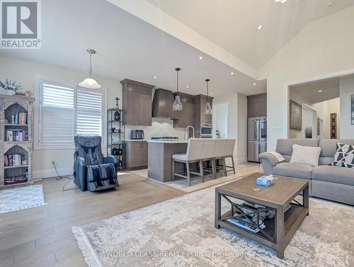 23 Higham Place, Clarington (Bowmanville), ON - Indoor Photo Showing Living Room