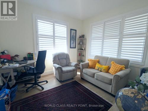 23 Higham Place, Clarington (Bowmanville), ON - Indoor Photo Showing Living Room