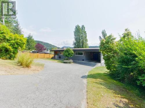 5584 Park Ave, Powell River, BC - Outdoor