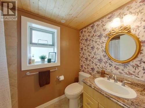 5584 Park Ave, Powell River, BC - Indoor Photo Showing Bathroom