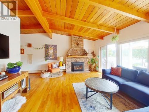 5584 Park Ave, Powell River, BC - Indoor Photo Showing Living Room With Fireplace