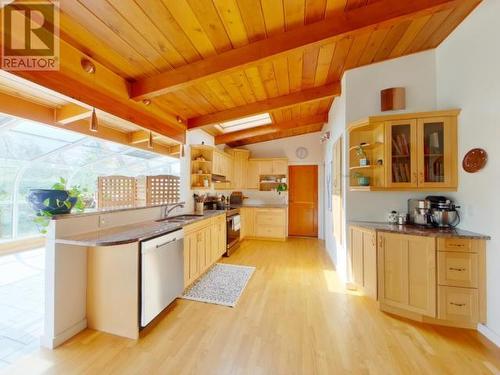 5584 Park Ave, Powell River, BC - Indoor Photo Showing Kitchen