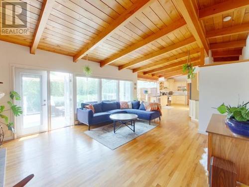 5584 Park Ave, Powell River, BC - Indoor Photo Showing Living Room