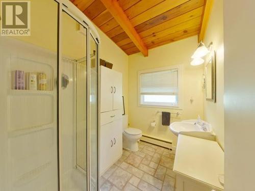 5584 Park Ave, Powell River, BC - Indoor Photo Showing Bathroom