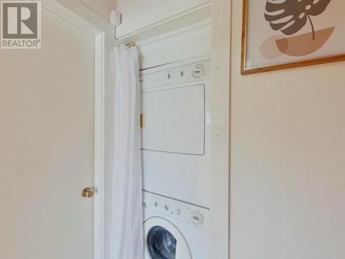 5584 Park Ave, Powell River, BC - Indoor Photo Showing Laundry Room