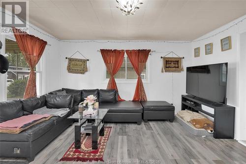 732 Vanier Street, Windsor, ON - Indoor Photo Showing Living Room