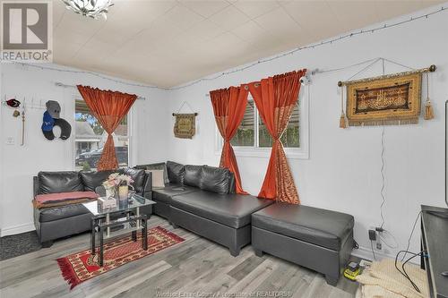 732 Vanier Street, Windsor, ON - Indoor Photo Showing Living Room