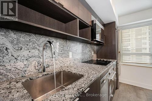 725 - 9 Mabelle Avenue, Toronto (Islington-City Centre West), ON - Indoor Photo Showing Kitchen With Upgraded Kitchen